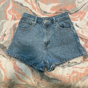 Levi’s High Waisted Mom Shorts Blue size 26